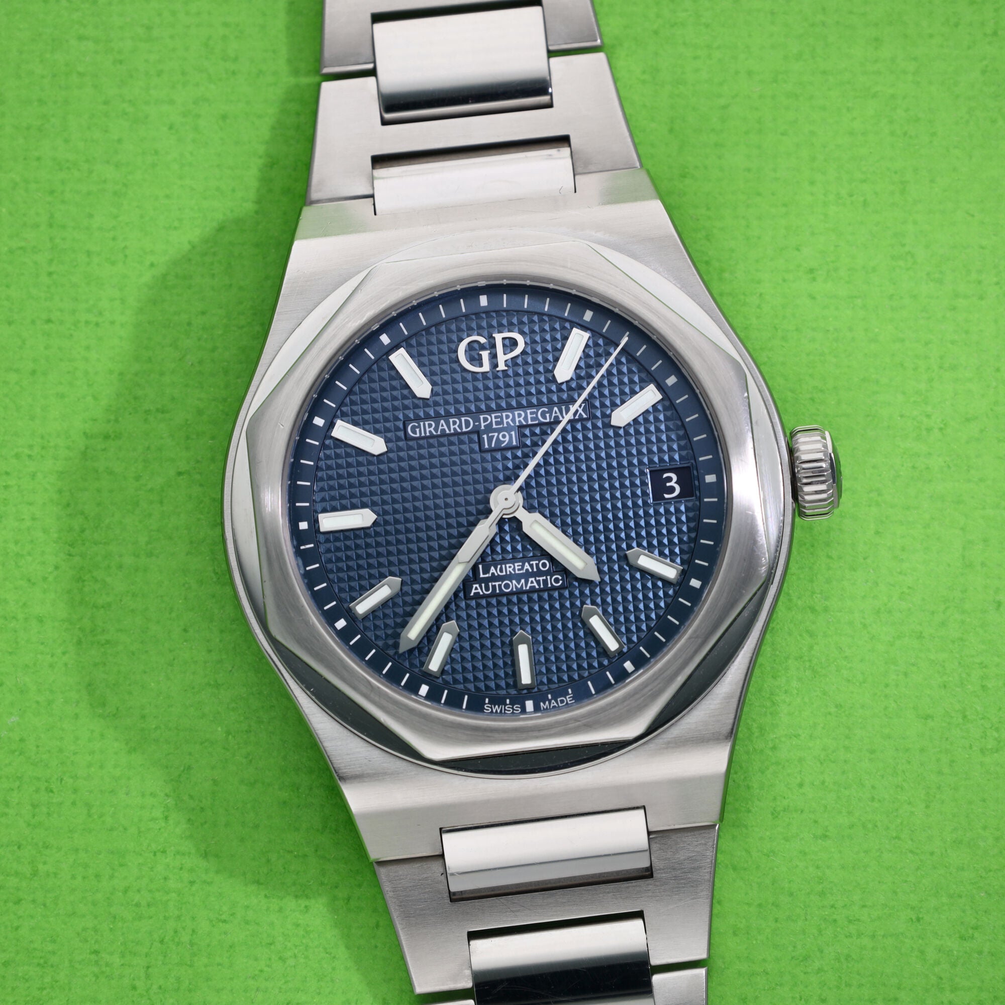 Girard Perregaux Laureato Ref. 81010 42mm Blue Dial