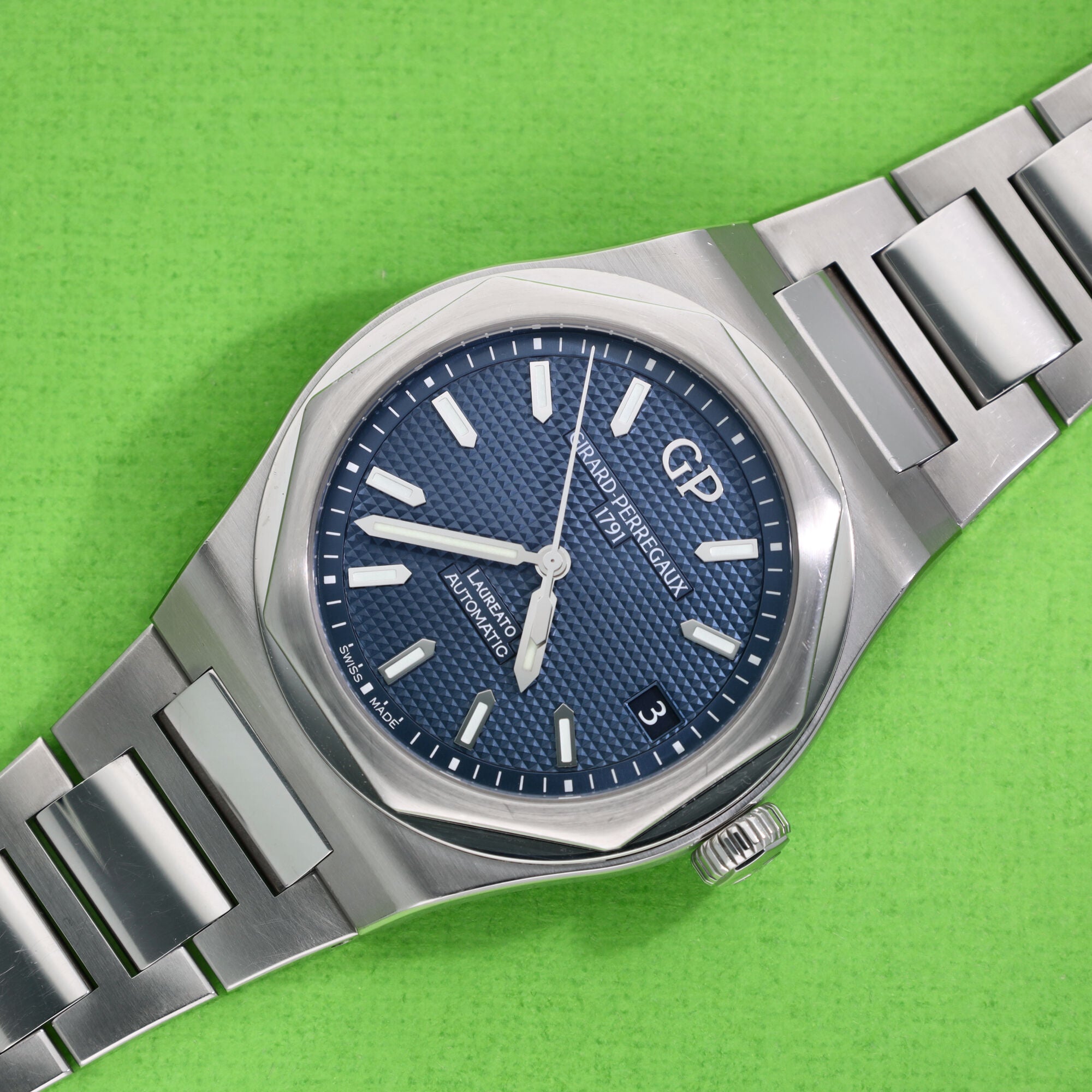 Girard Perregaux Laureato Ref. 81010 42mm Blue Dial