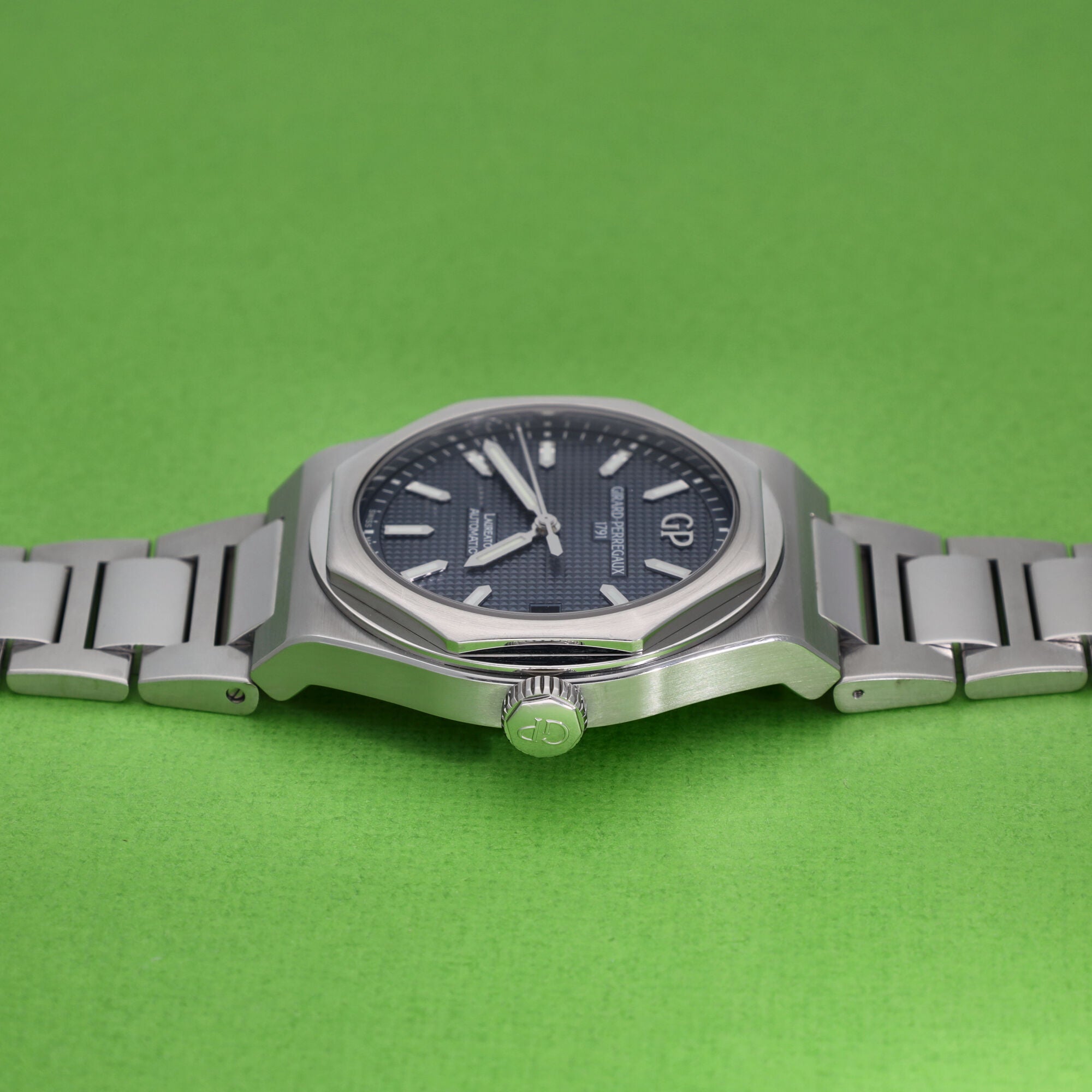 Girard Perregaux Laureato Ref. 81010 42mm Blue Dial