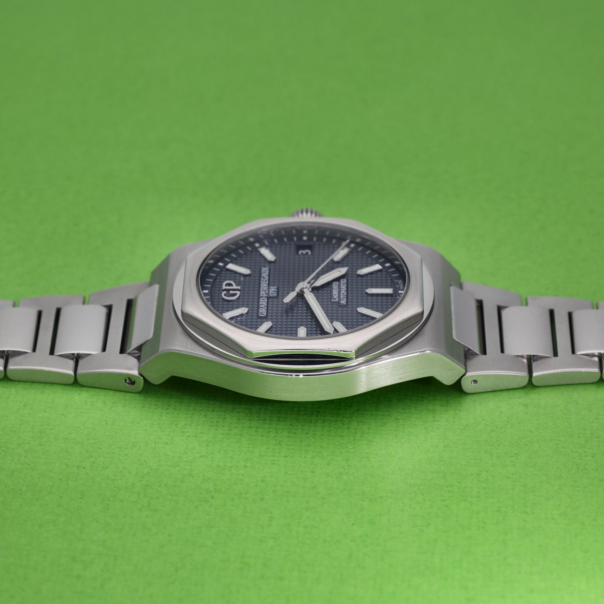 Girard Perregaux Laureato Ref. 81010 42mm Blue Dial